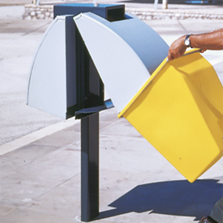 Bunn trash can for public space